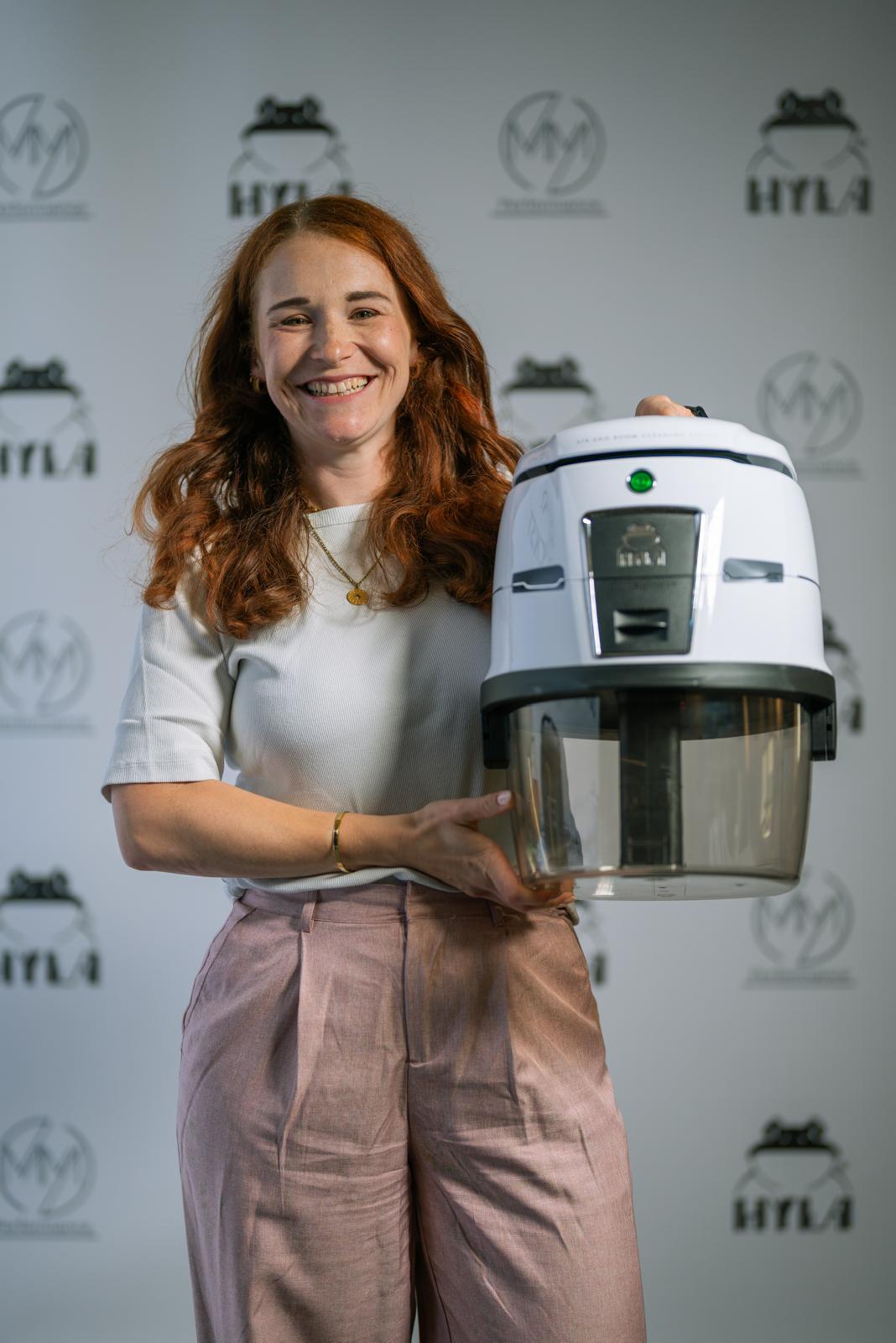 Nicole Denny mit dem HYLA Wasserfiltersystem
